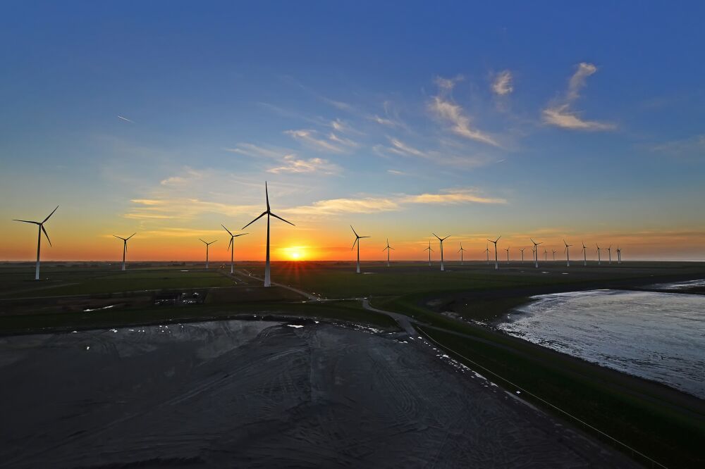 Windturbines bij Eemshaven bij ondergaande zon