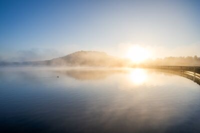 Fine Art landschap van een mistige zonsopkomst bij een brug