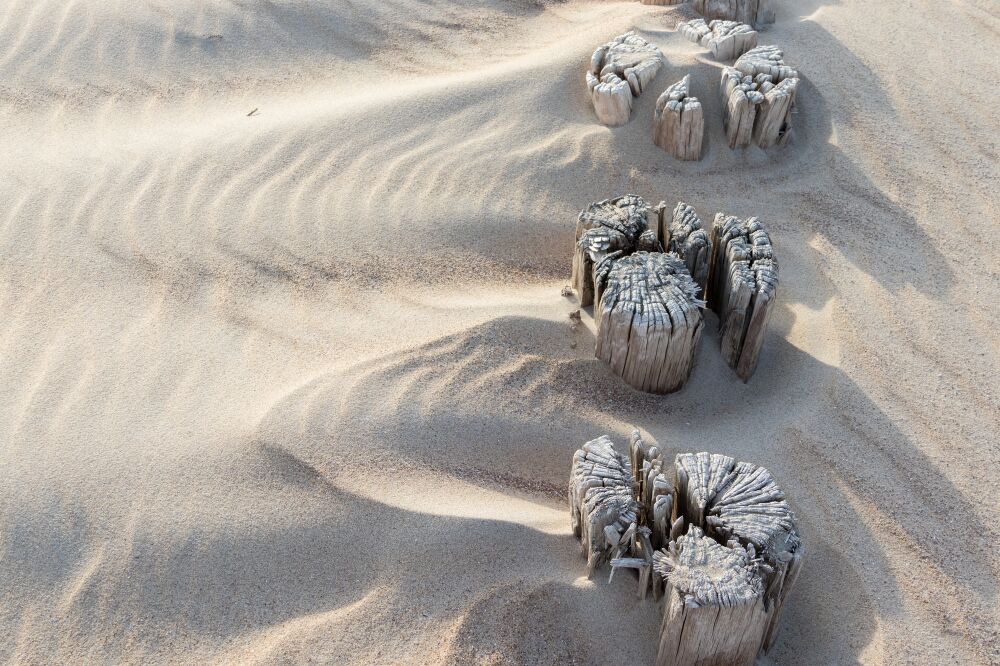 Golfbrekers op het strand van Burgh-Haamstede