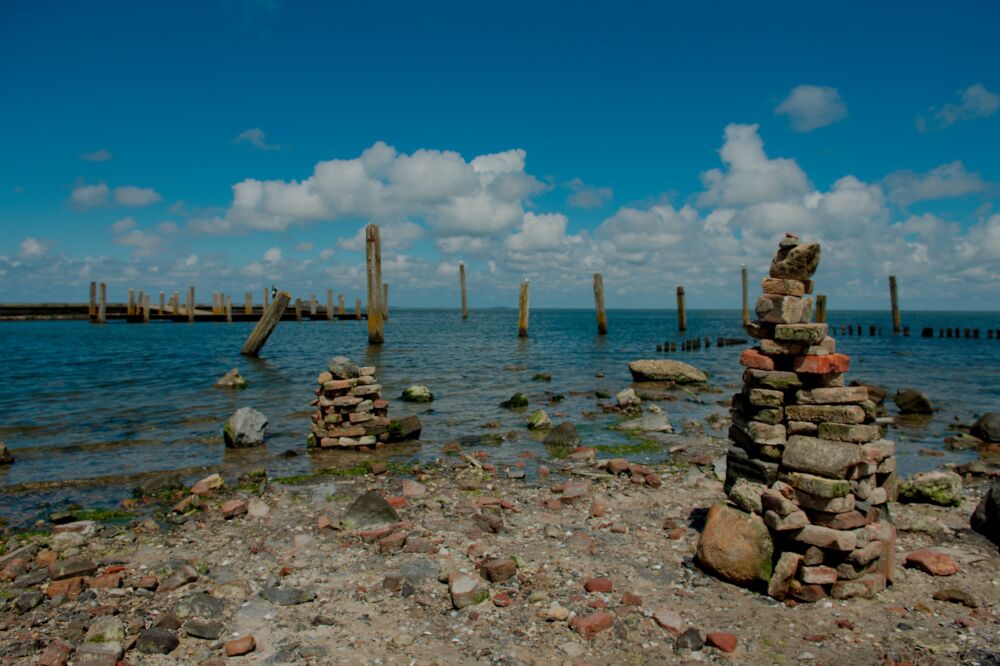 Steenmannetje (cairn) bij het haventje van Sil in De Cocksdorp op Texel