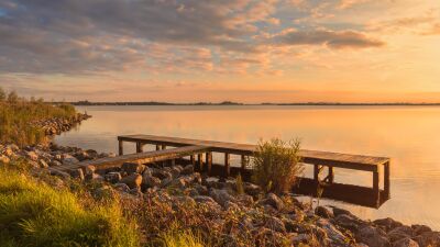 Steiger aan het meer in de provincie Groningen