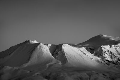 Schaduwen in het Sneeuwlandschap Monochrome Bergen