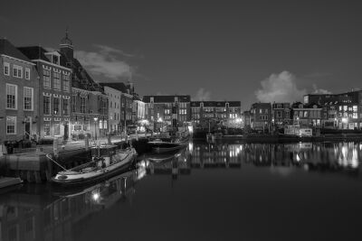 De Stadhuiskade aan de oude haven De Kolk in Maassluis in zwart wit