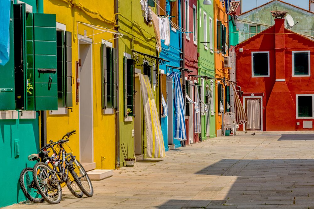 Een kleurrijk straatje op Burano