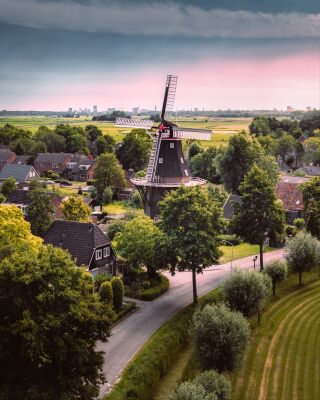 Molen Aeolus in Adorp met skyline Groningen