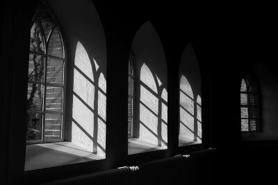 Licht en schaduw door kerkramen