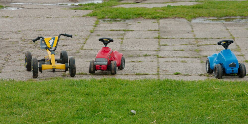 Geparkeerde speelgoedtrekkers