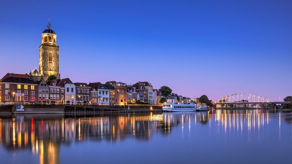 De skyline van Deventer in het blauwe uur