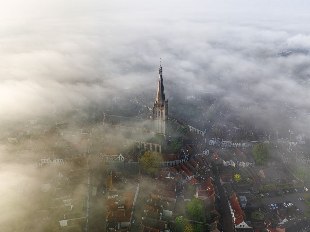 Zonsopkomst Martini kerktoren Doesburg in de mist