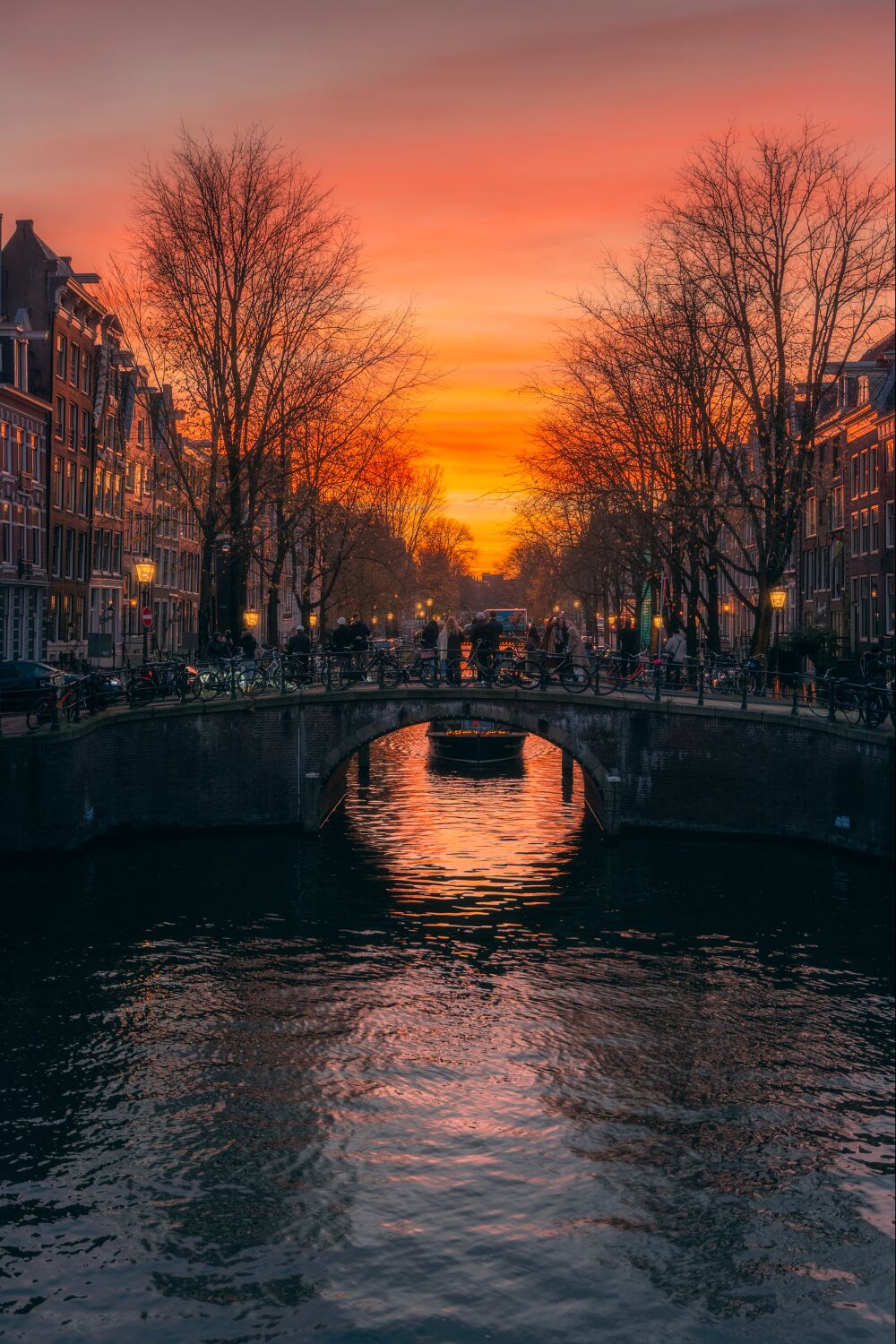 Zonsondergang boven de Amsterdamse grachten