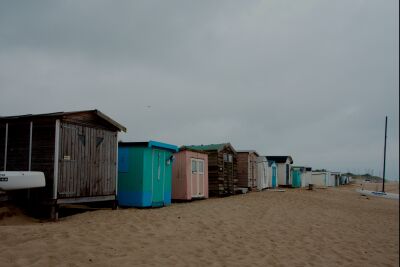 Strandhuisjes bij de steiger van het waddenveer bij Kaap Noord op Texel