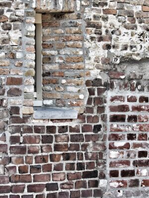 Oude bakstenen muur met raam