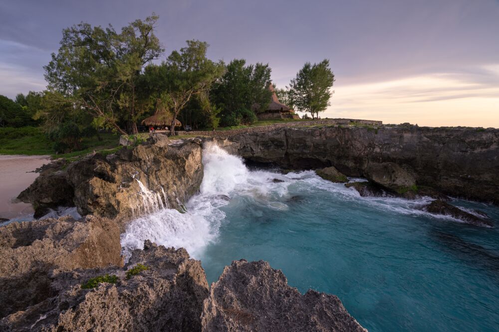 Wilde golven aan de kust op Sumba