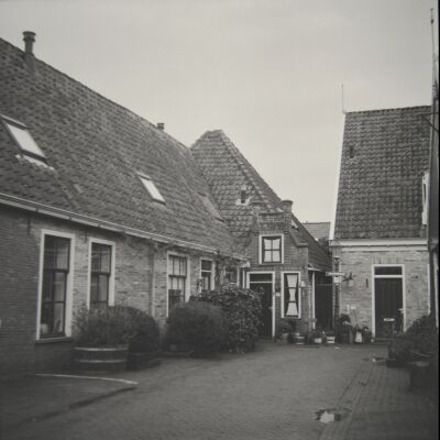 Het huisje op de hoek van de Peperstraat in Oosterend op Texel gefotografeerd met een oude camera