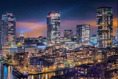 Rotterdam's nachtelijke skyline