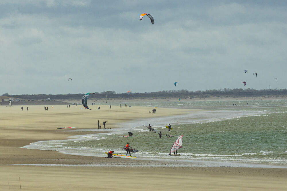 surfplezier op het Noordzeestrand in Zeeland 