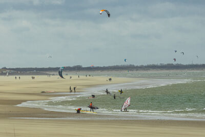 surfplezier op het Noordzeestrand in Zeeland 