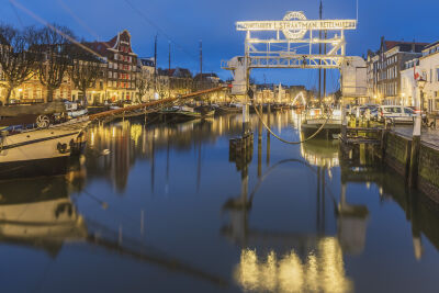 Binnenhaven van Dordrecht in blauwe uurtje