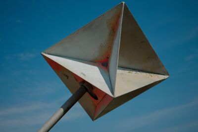 Radarreflector tegen de blauwe lucht
