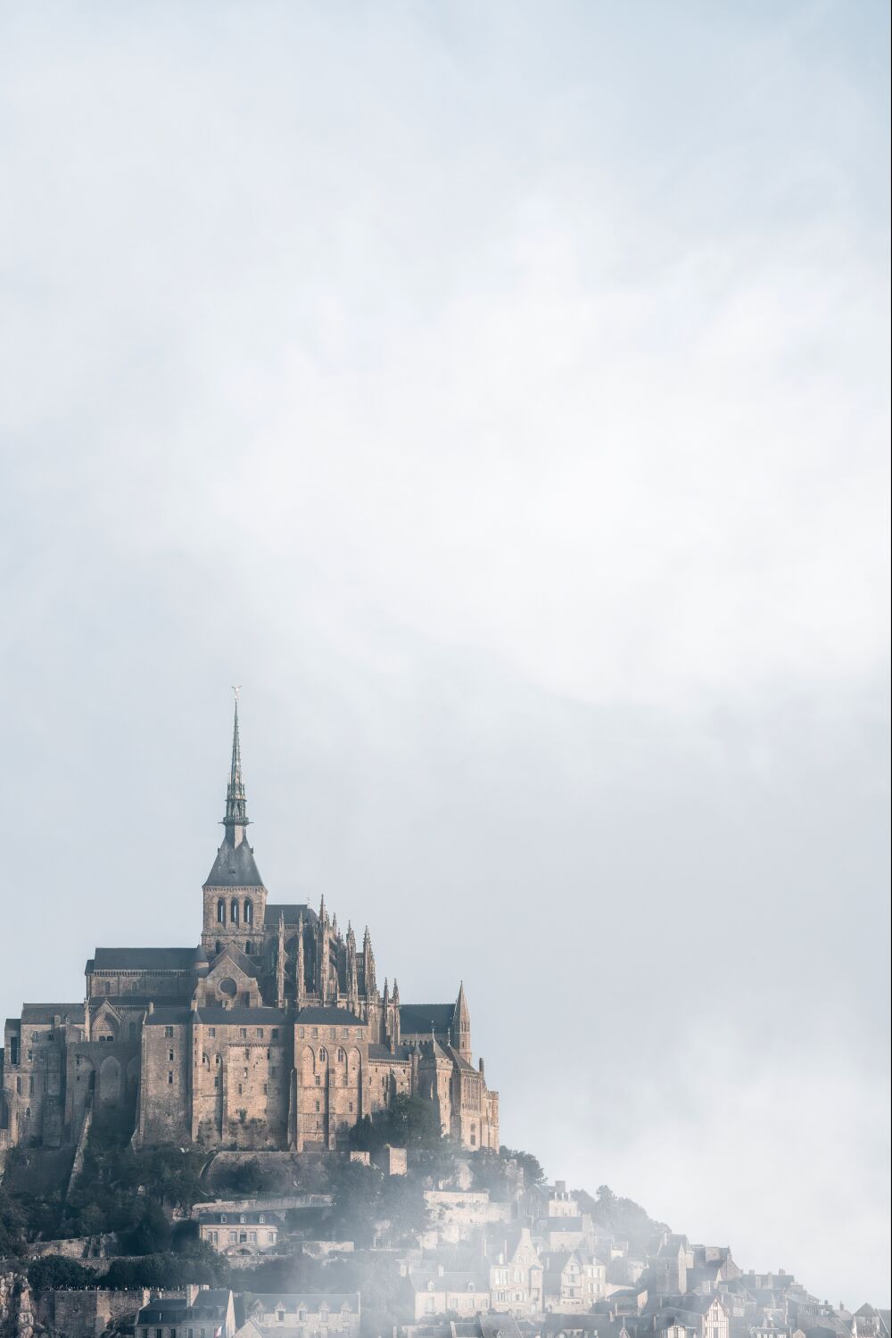 Die Magie von Mont Saint-Michel Ein Historisches Wahrzeichen im Nebel