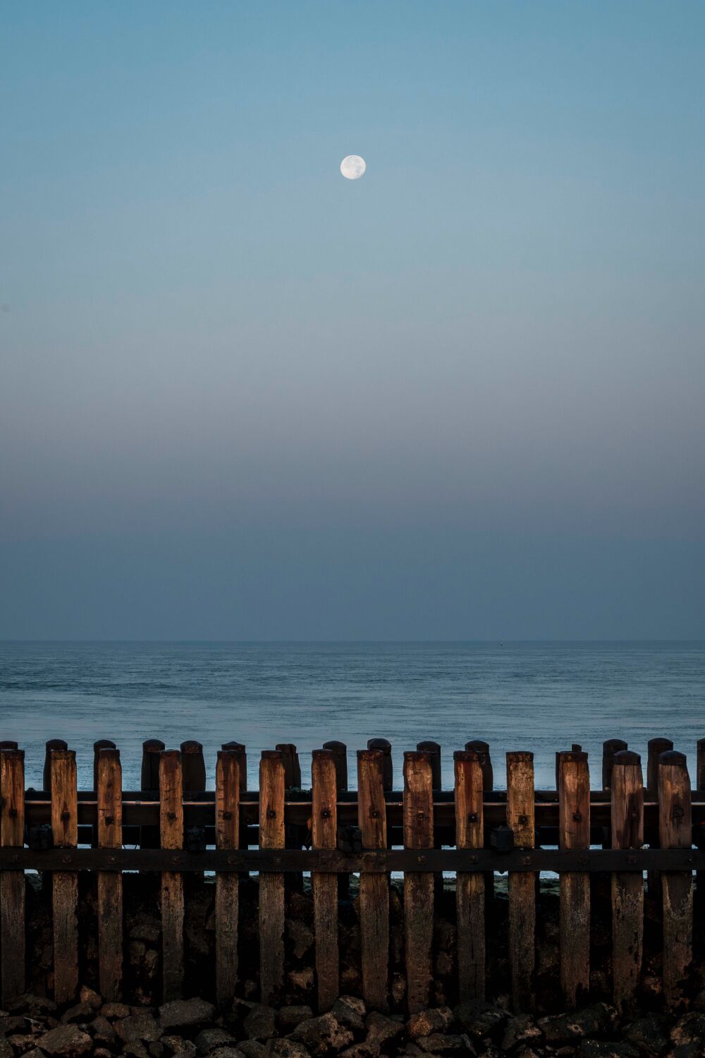 Maan boven de Zee - Rustige Avond bij de Kust