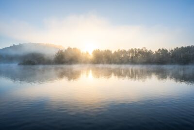 Fine Art landschap van een verstilde mistige zonsopkomst bij een meer