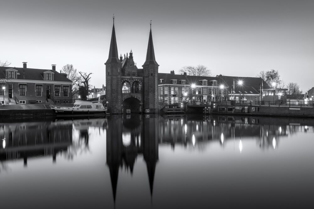 Waterpoort in Sneek in zwart wit