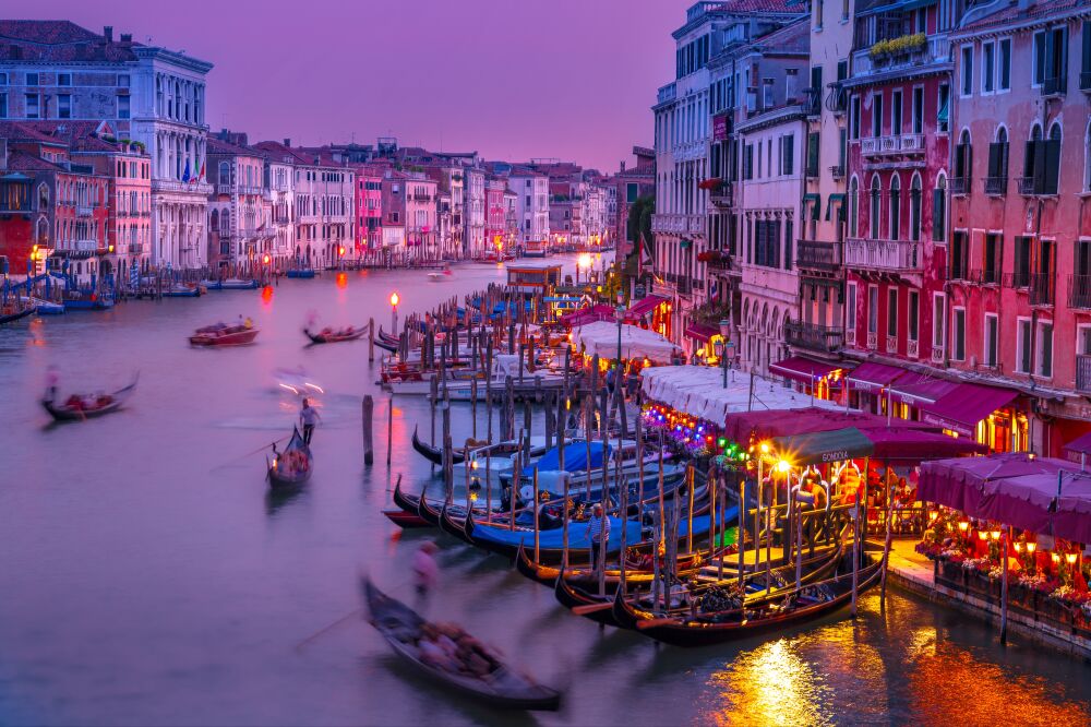 De bekende Ponte di Rialto brug op Venetië tijdens zonsondergang