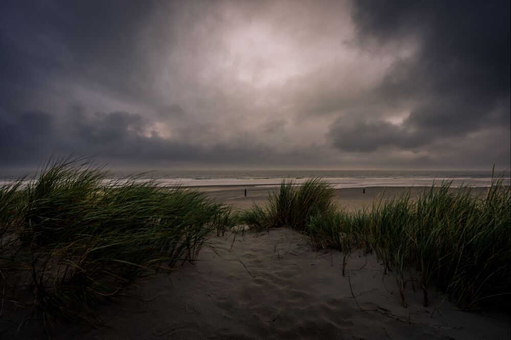 Zware bewolking bij de duinen