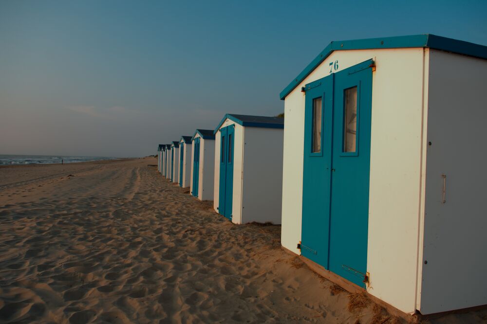 Strandhuisjes op Texel bij zonsondergang