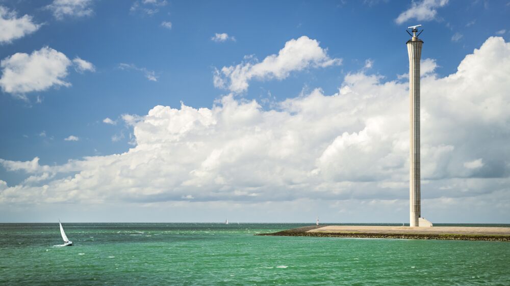 Radar toren 'de Lange Neel'. Steekt hij parmantig boven het vlakke Zeeuwse landschap uit.