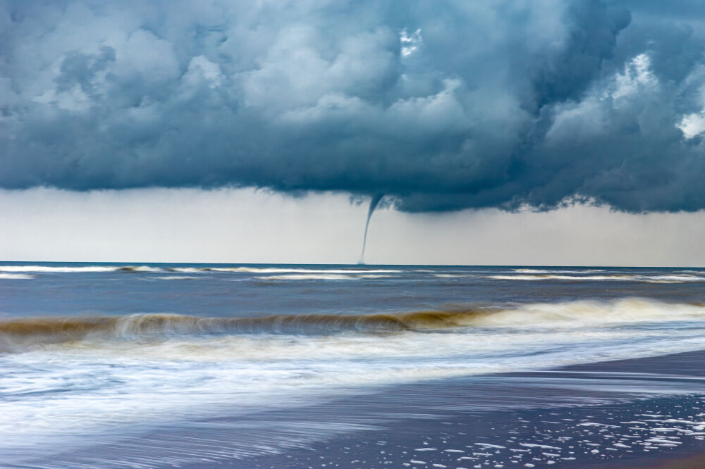 Waterhoos boven zee