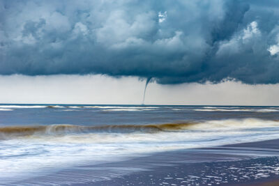 Waterhoos boven zee