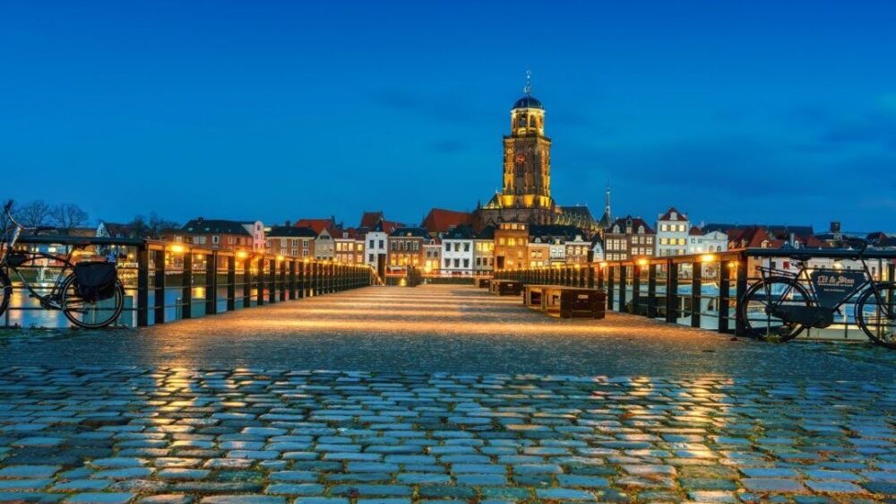 Deventer in het blauwe uurtje vanaf IJsselhotel