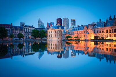 Historisch Den Haag in blauwe uur reflecties