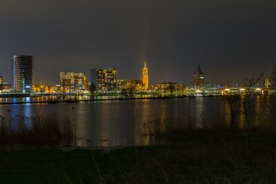 SKYLINE of Roermond at night en hoogwater