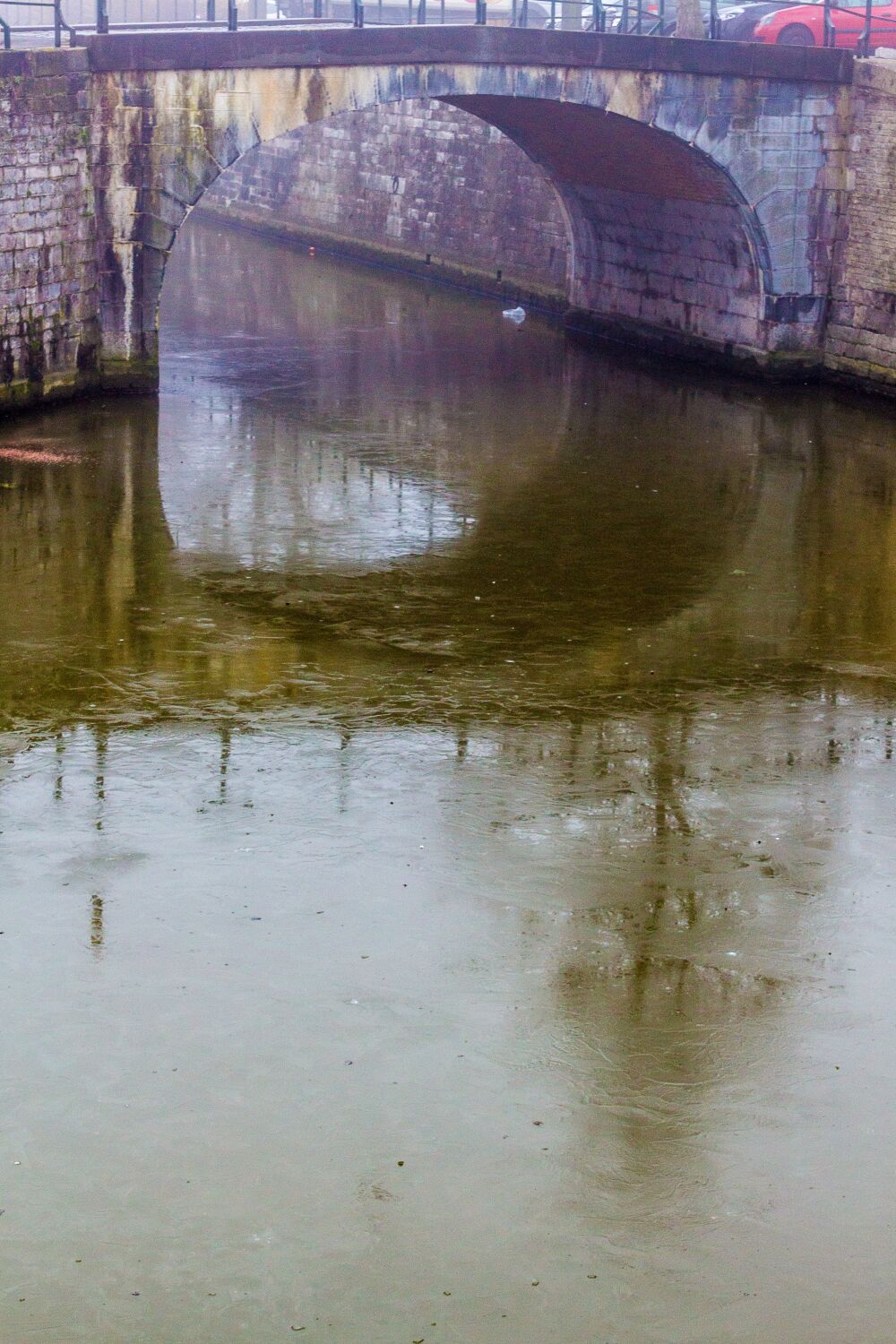 Spiegeling onder de brug