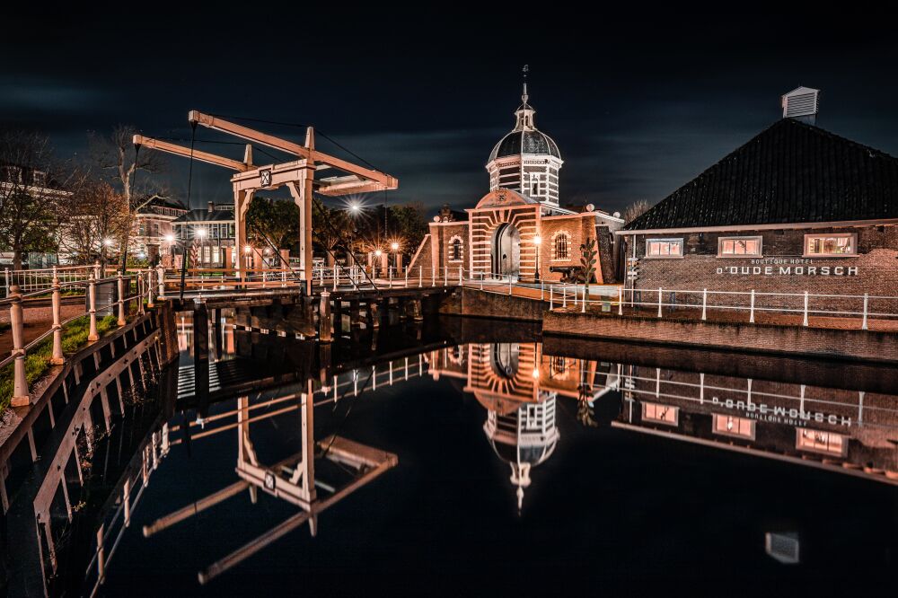 Night photograph of De Oude Morsch in Leiden with reflections - Unique Historic Architecture