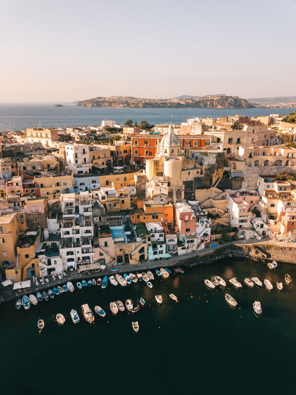 Uitzicht over de haven van Procida vanuit de lucht