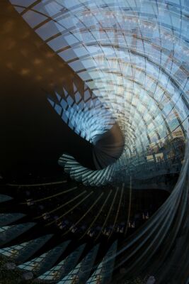 Abstract beeld door meervoudige belichting in station Arnhem centraal 1