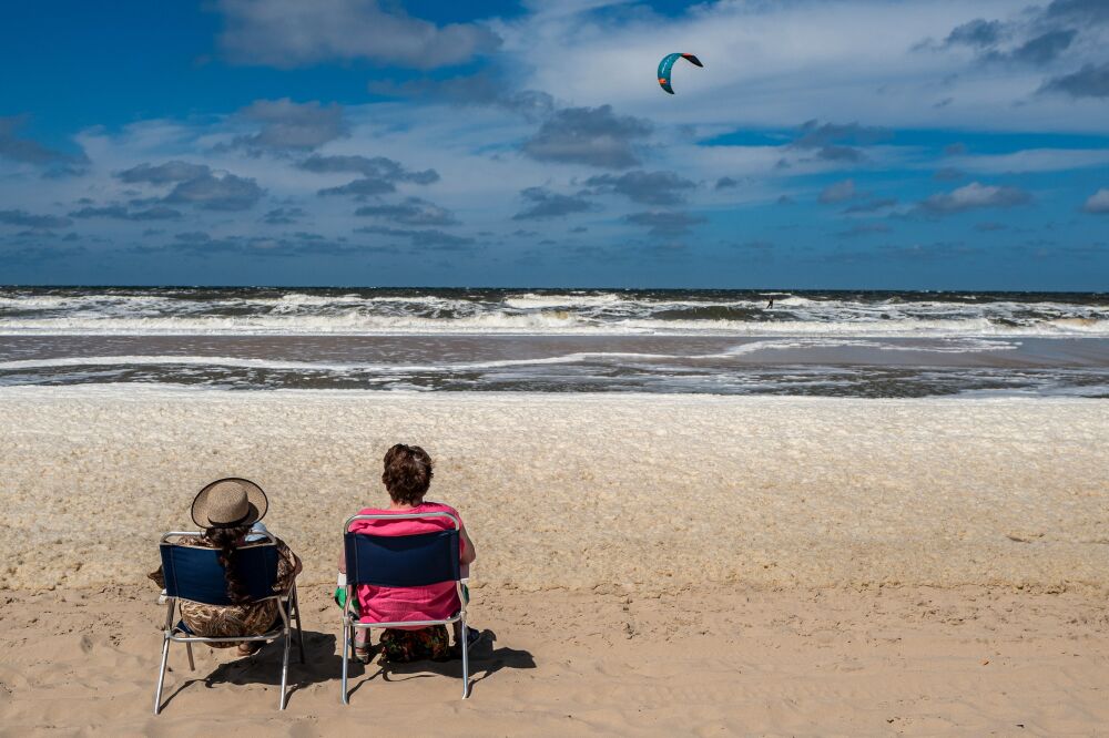 2 dames kijken naar een Kitesurfer