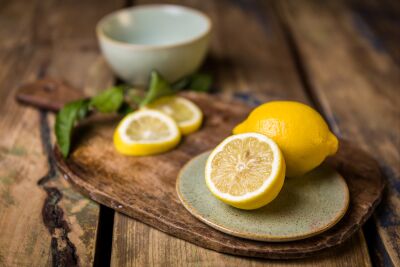 Houten snijplank met citroenen