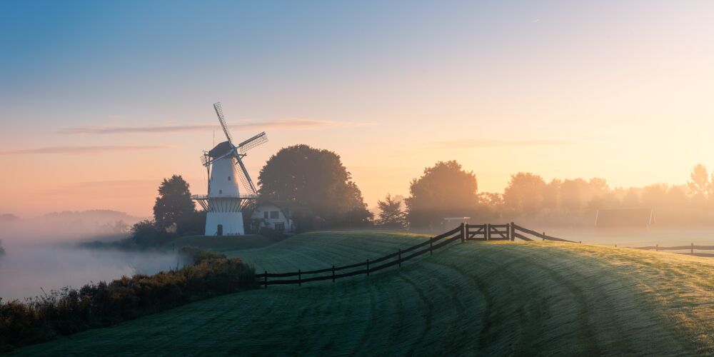 Molen de Vlinder tijdens een mistige zonsopkomst