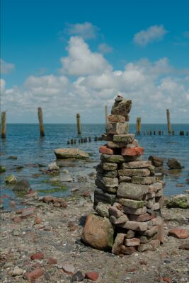 Steenmannetje (cairn) bij het haventje van Sil in De Cocksdorp op Texel