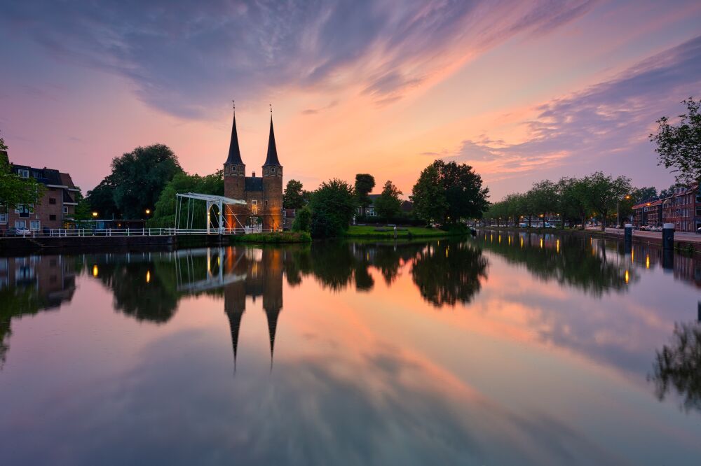 Zonsondergang Reflecties bij de Historische Poort van Delft