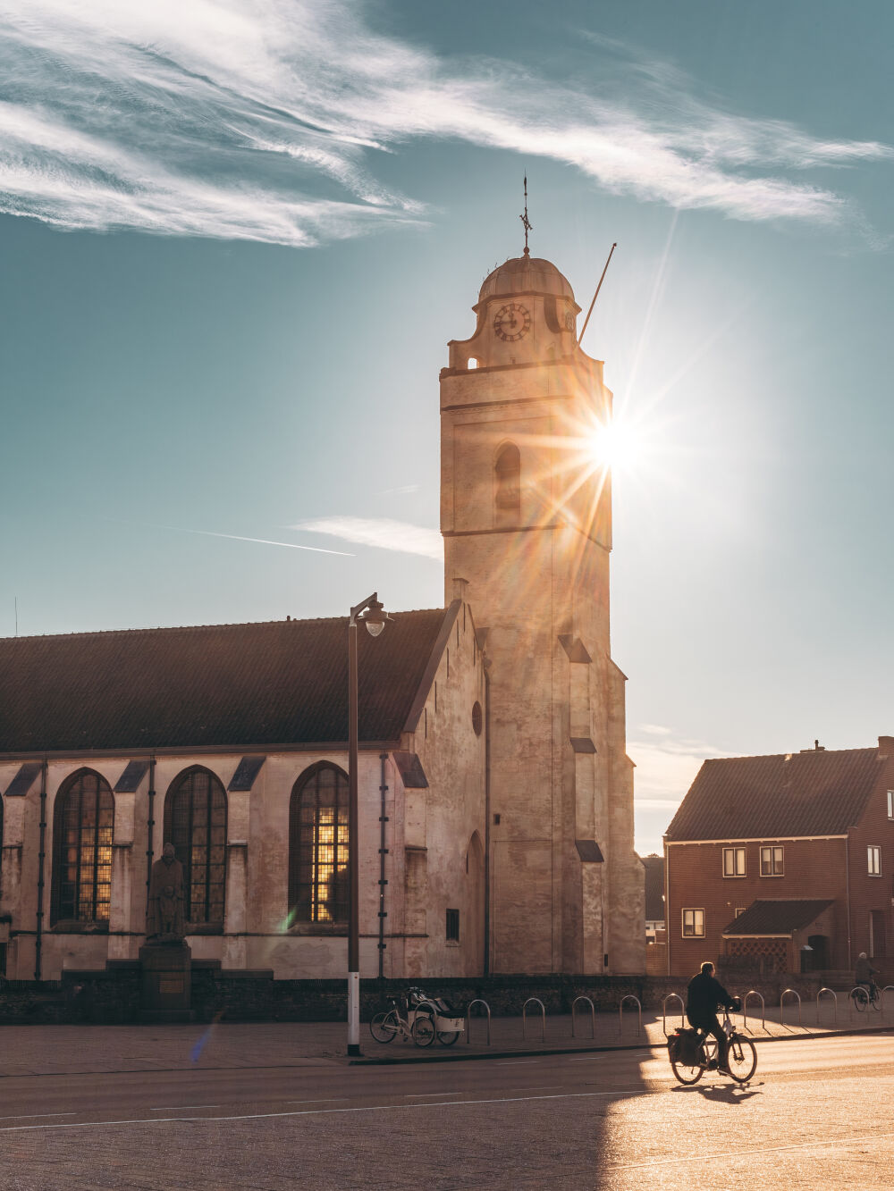 Witte kerk van Katwijk met zonnestralen