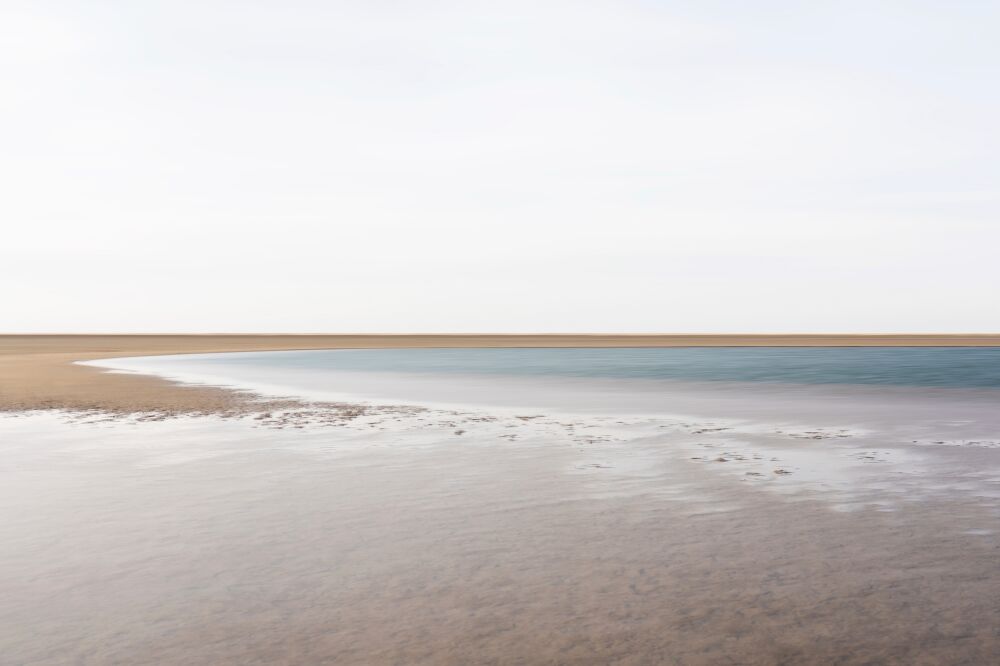 Zee van rust op een stil, leeg strand