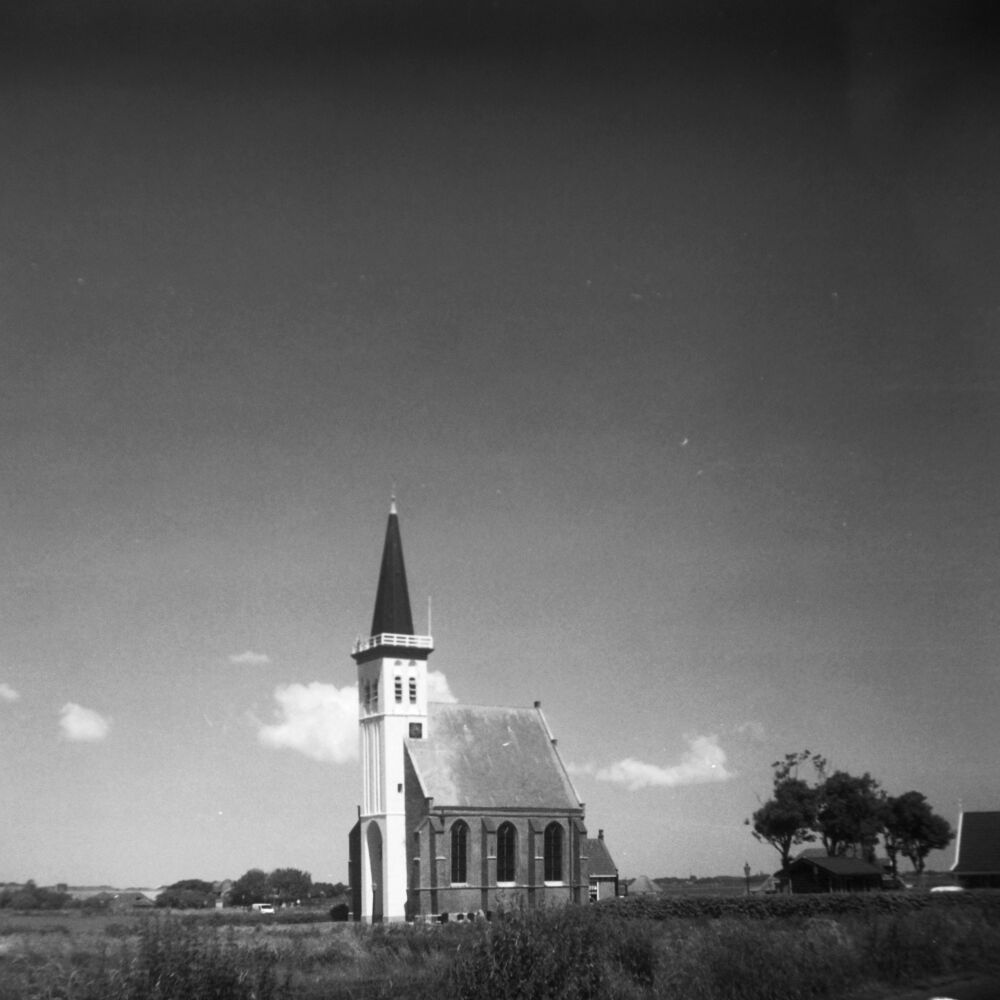 Het kerkje van Den Hoorn op Texel gefotografeerd met een oude camera