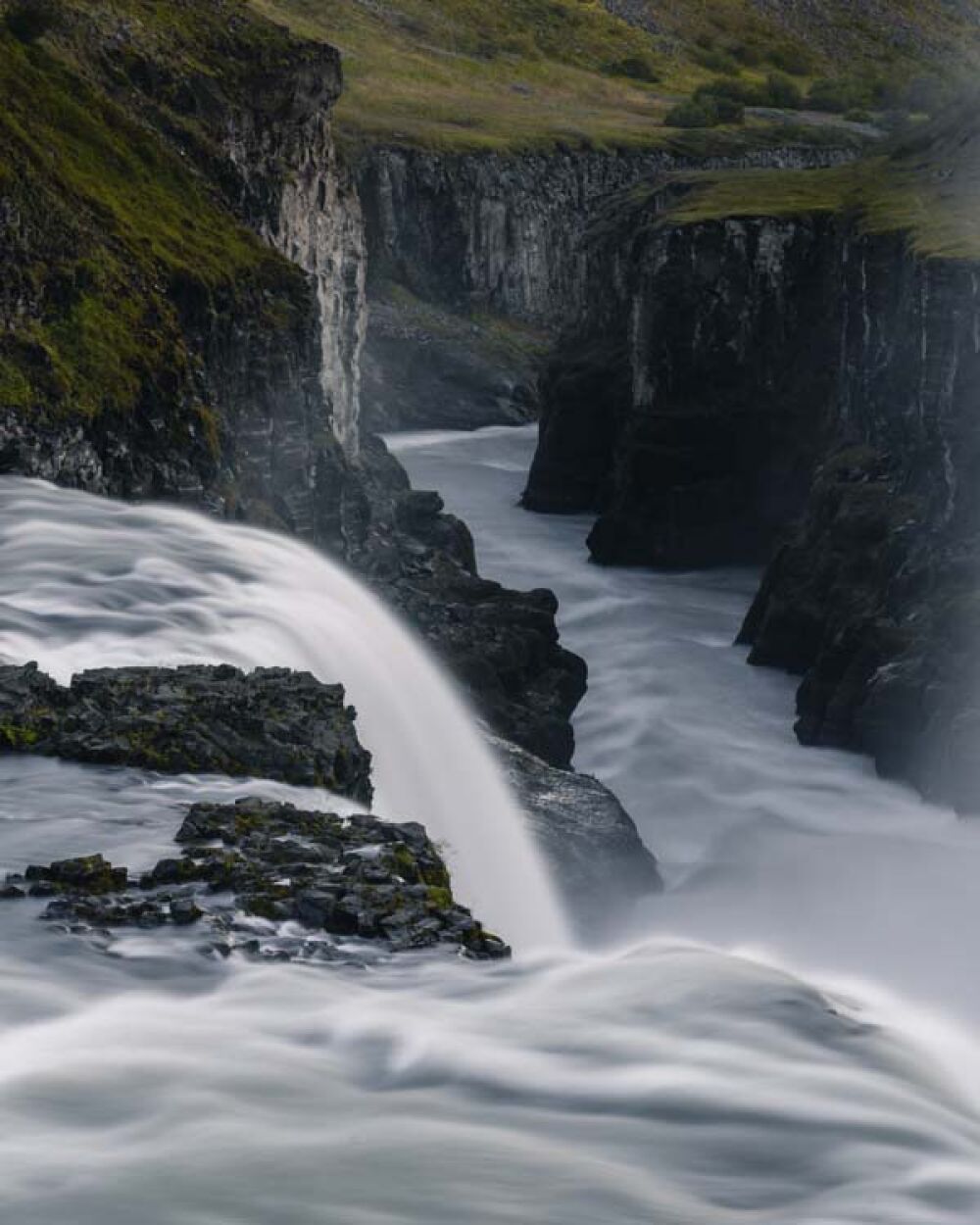 Chasingescape - Waterfall zoom in