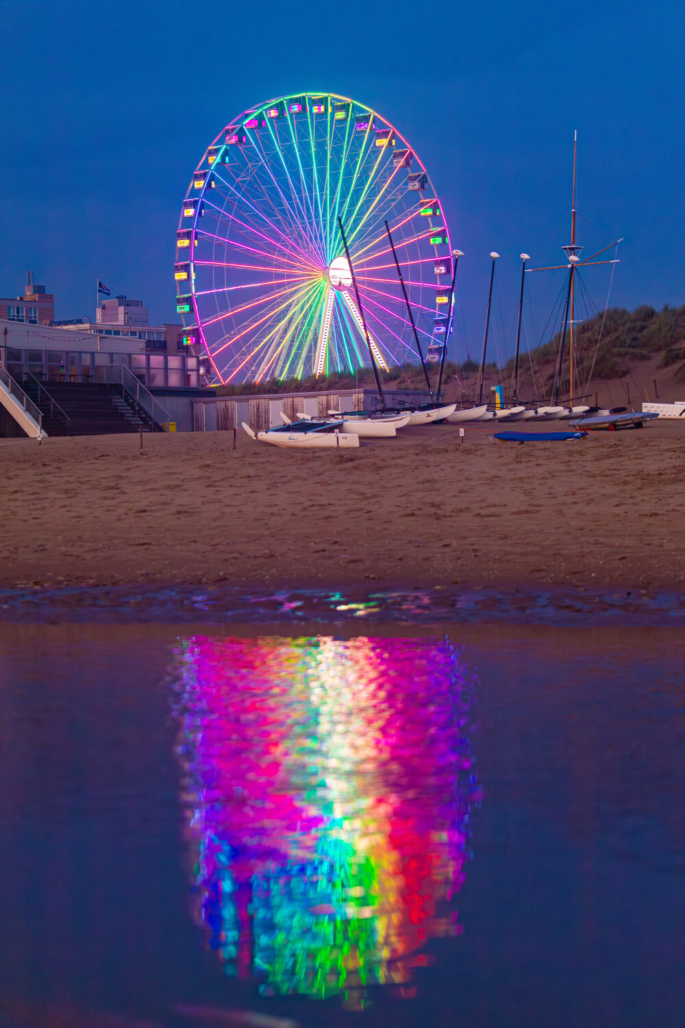 Kleurrijke reflectie van reuzenrad